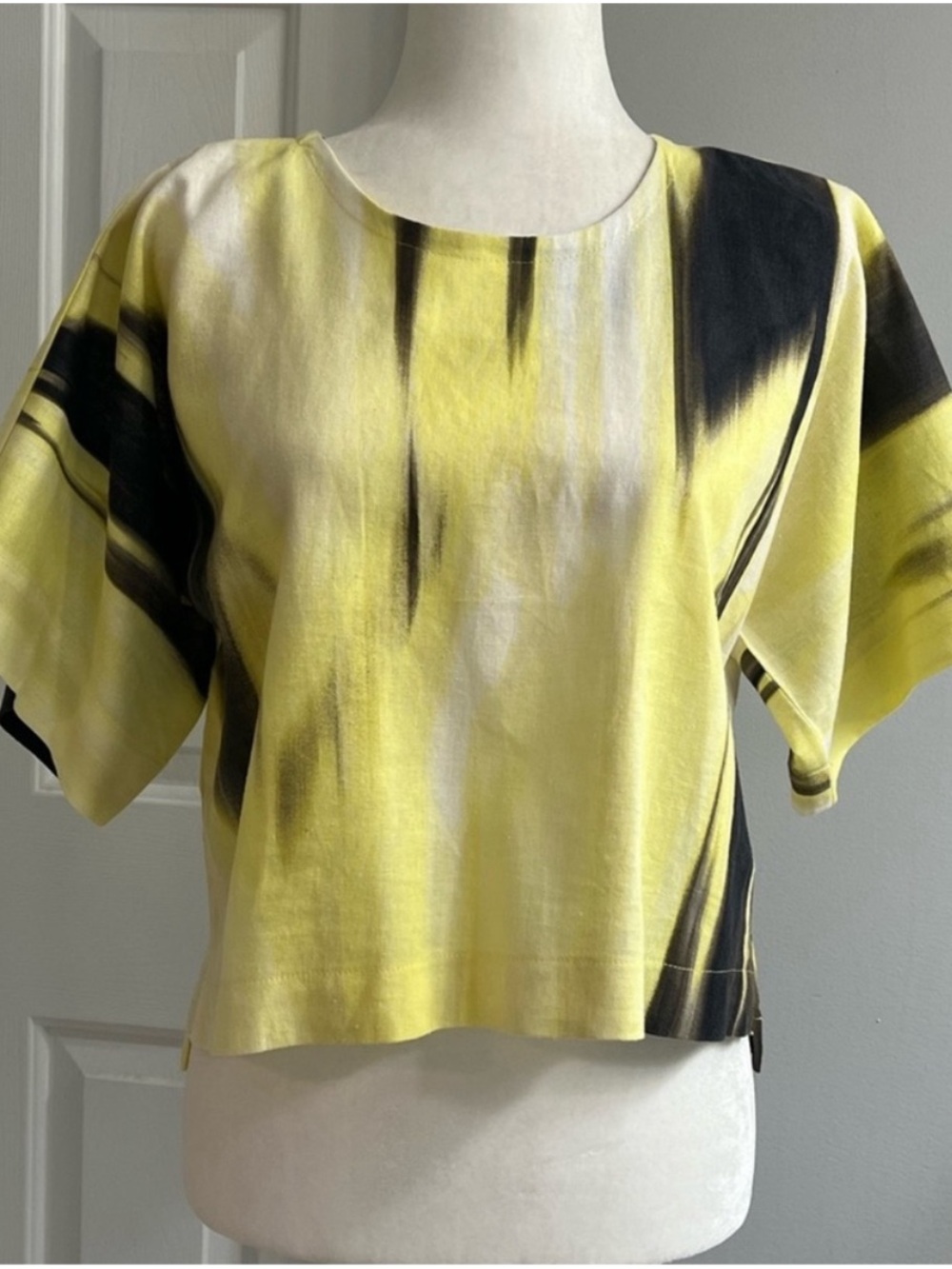 DKNY Yellow/Black Boxy Crop
Size S